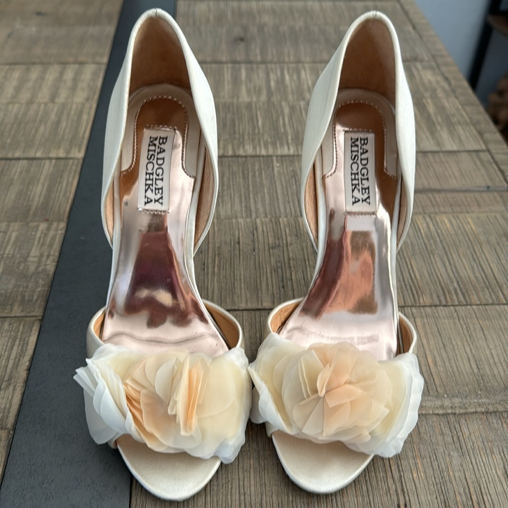 Badgley Mischka Gensing Ivory Satin Peep Toe Pump - Picture 2 of 8